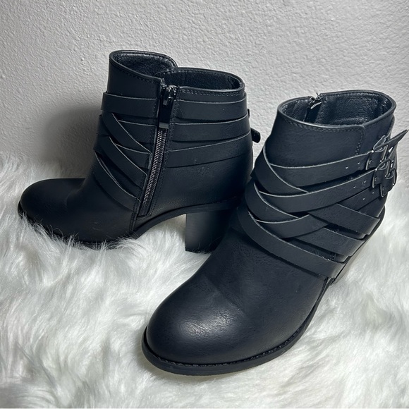 JOURNEE COLLECTION STRAP WIDE WIDTH BLACK ANKLE BOOTS SIZE 7WD - Picture 7 of 12